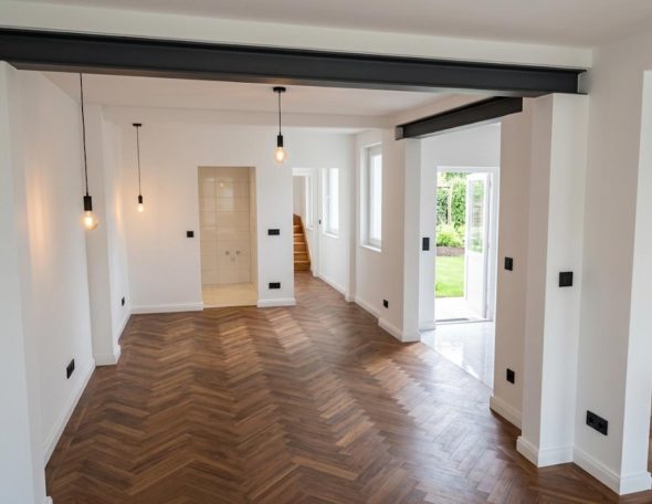 Innenraum im Rohbau nach Abrissarbeiten – freigelegte Wände und tragende Strukturen